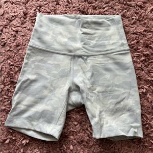 Lululemon wunder under short (hemmed to 5.5 in inseam!!), light camo/ribbed